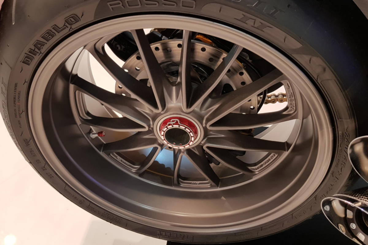 Rear wheel nut RH BICOLOR