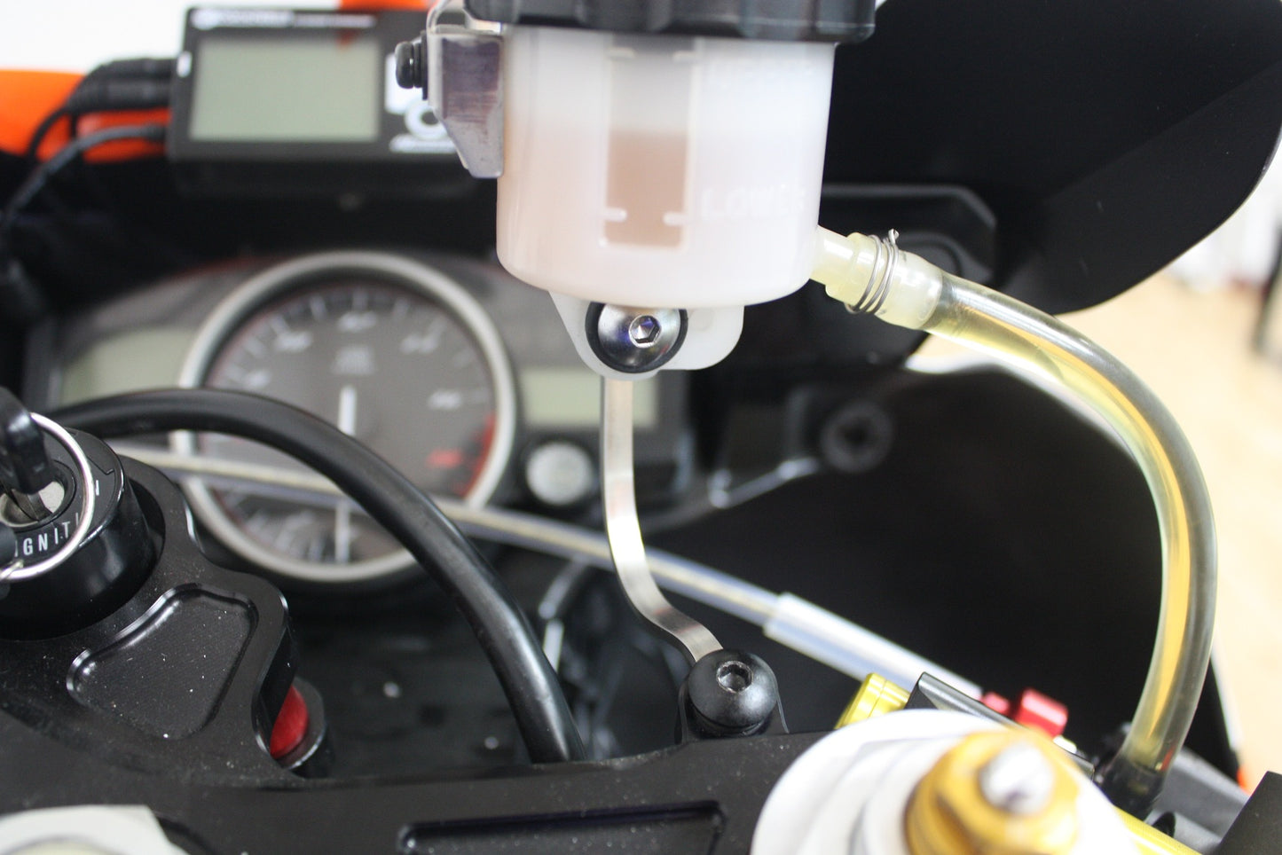 UNIVERSAL RESERVOIR BRACKET STAINLESS STEEL ( Driven Racing )