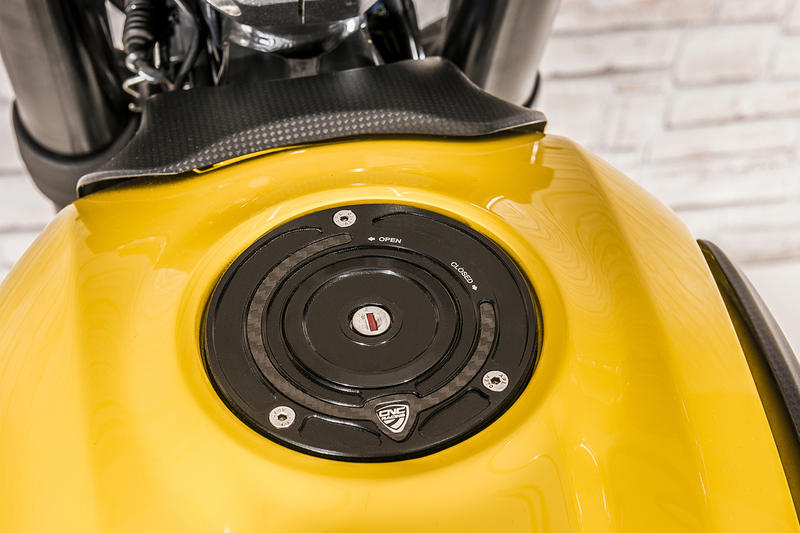 Fuel tank cap - flange Carbon